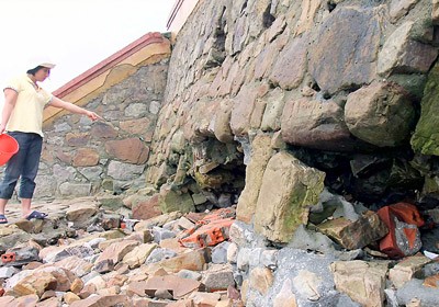 An eroded dyke in Do Son District of Hai Phong City (Photo: Phuc Van) An eroded dyke in Do Son District of Hai Phong City (Photo: Phuc Van)